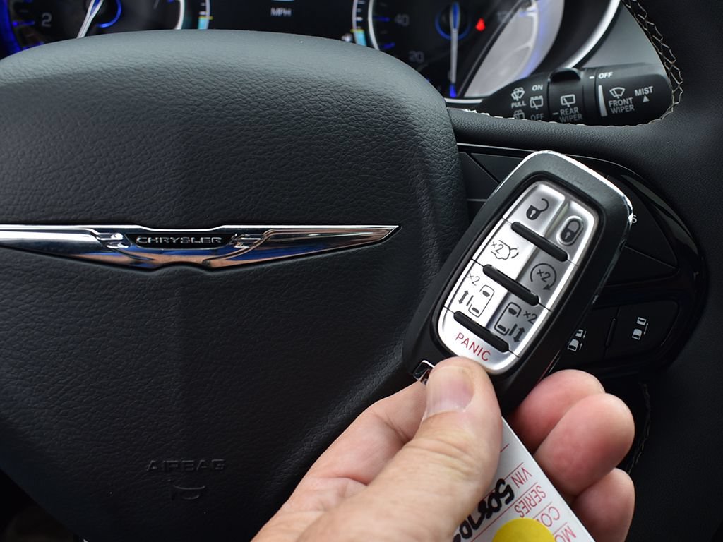 Used 2025 Chrysler Pacifica Limited FWD image 14