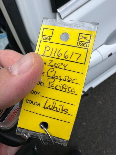 Used 2024 Chrysler Pacifica Touring-L image 37