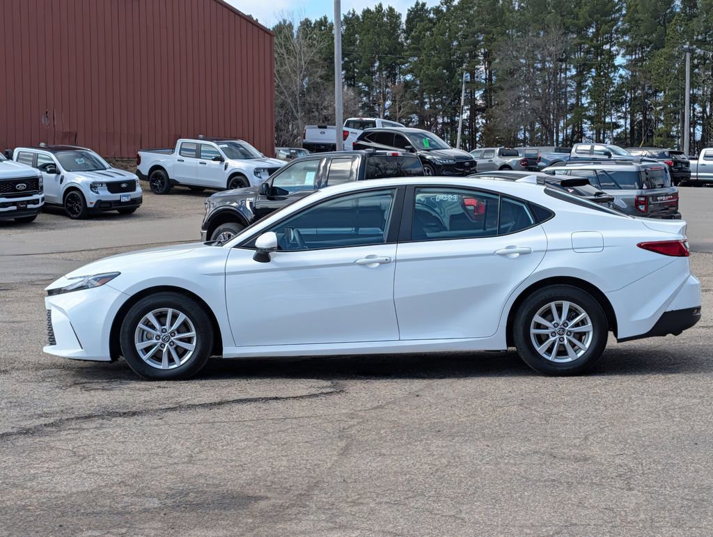 Used 2025 Toyota Camry LE image 5