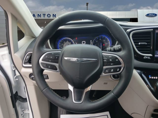 Used 2024 Chrysler Pacifica Touring-L FWD image 12
