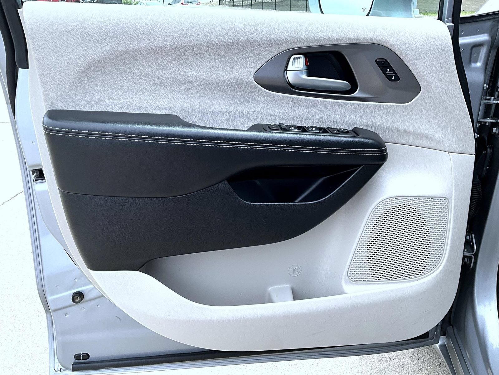Used 2021 Chrysler Pacifica Touring-L FWD image 9