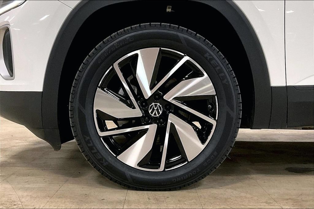 Used 2025 Volkswagen Atlas SE AWD/4WD image 9