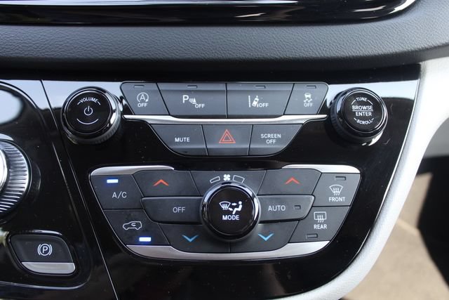 Used 2024 Chrysler Pacifica Touring-L FWD image 38