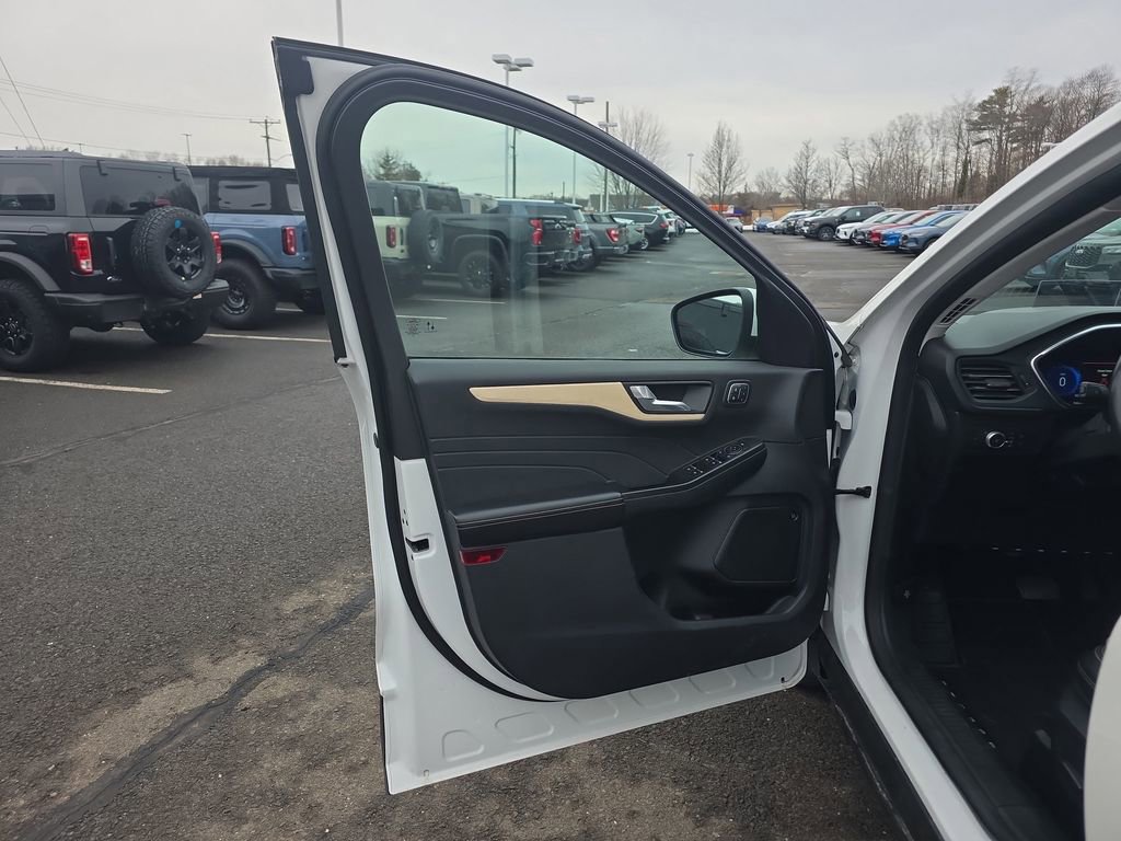 Certified 2022 Ford Escape Titanium w/ Titanium Elite Package image 32