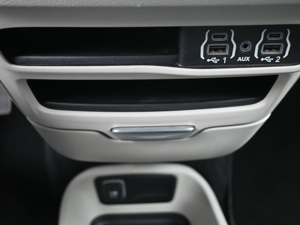 Used 2023 Chrysler Pacifica Touring-L FWD image 14