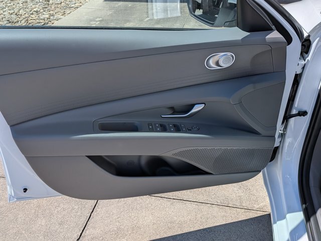 Used 2025 Hyundai Elantra Hybrid FWD image 12