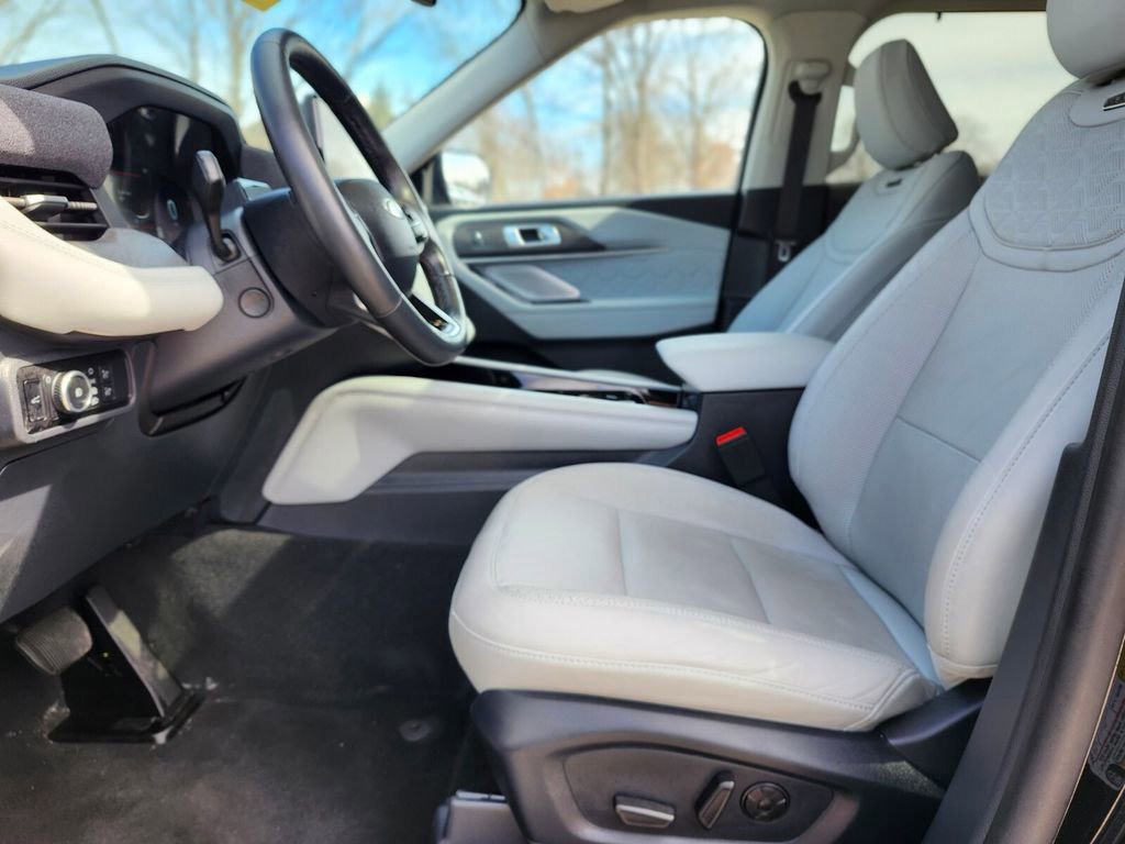 Certified 2025 Ford Explorer Platinum w/ LUX Leather Package image 20