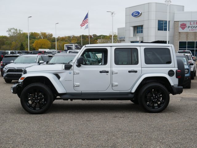 Used 2023 Jeep Wrangler Unlimited Sahara w/ Cold Weather Group AWD/4WD image 6