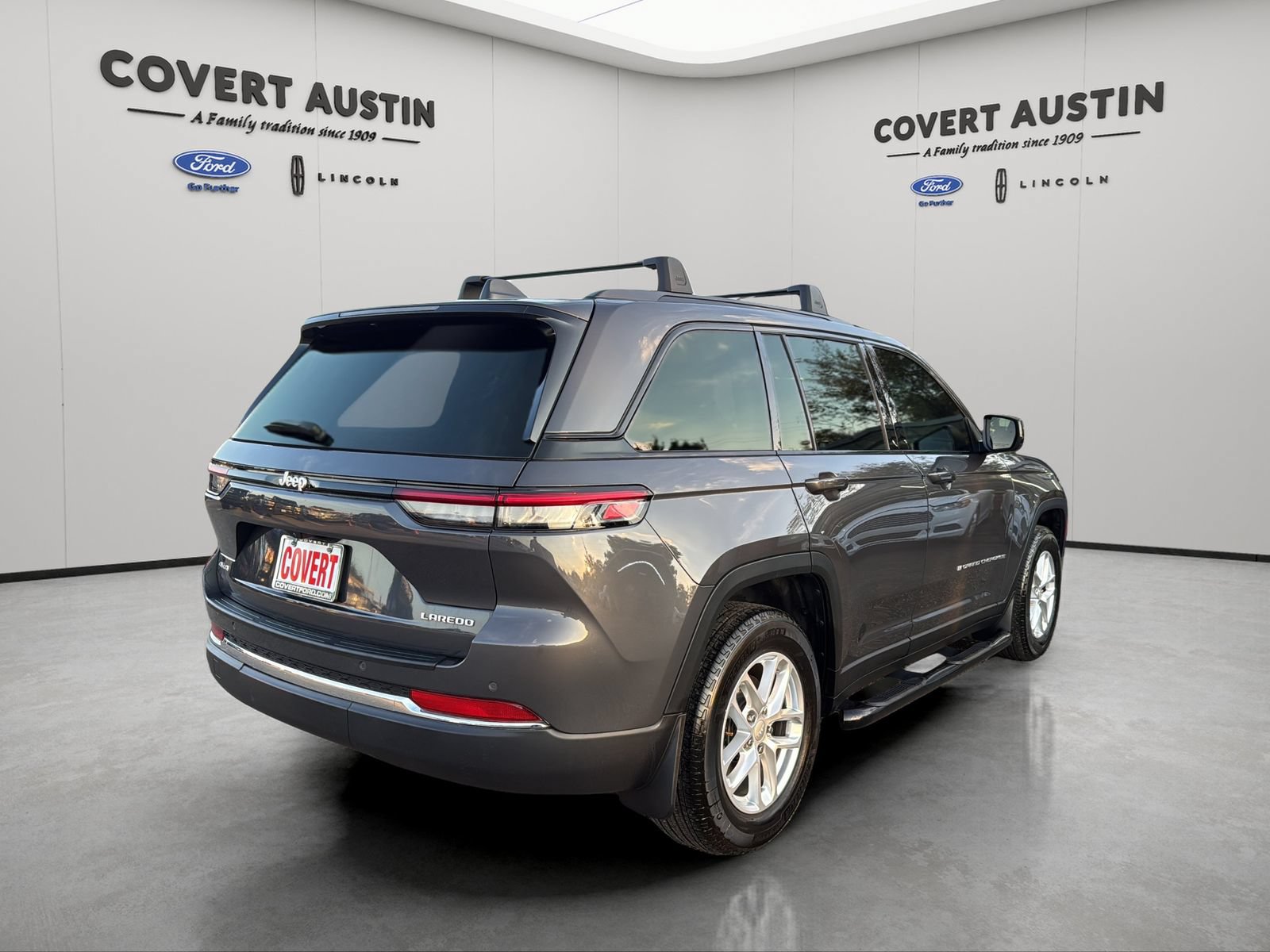 Used 2025 Jeep Grand Cherokee Laredo X w/ Luxury Tech Group I AWD/4WD image 5