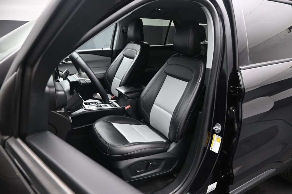 Certified 2023 Ford Explorer XLT w/ Equipment Group 202A RWD image 9
