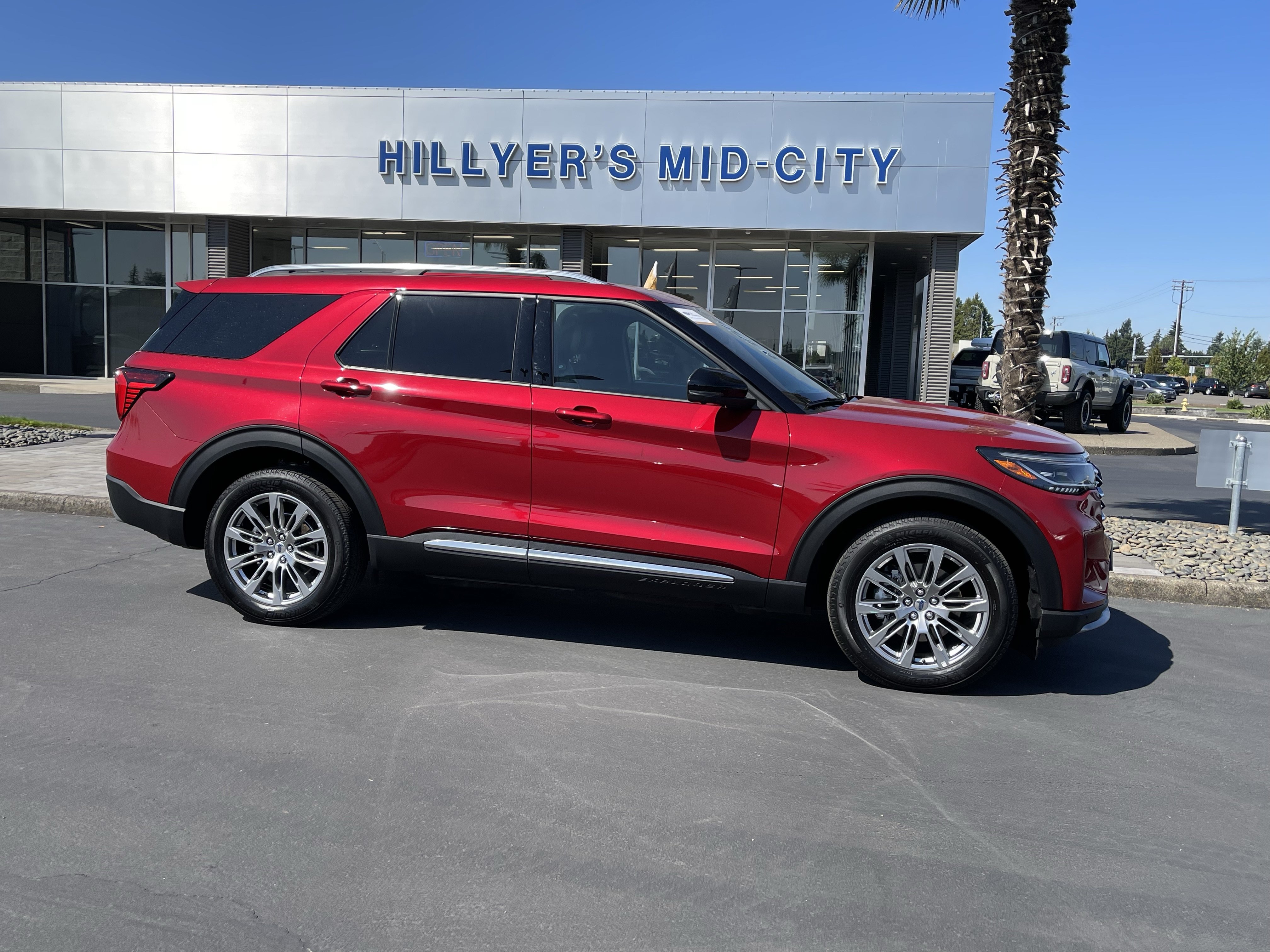Certified 2025 Ford Explorer Platinum AWD/4WD image 2