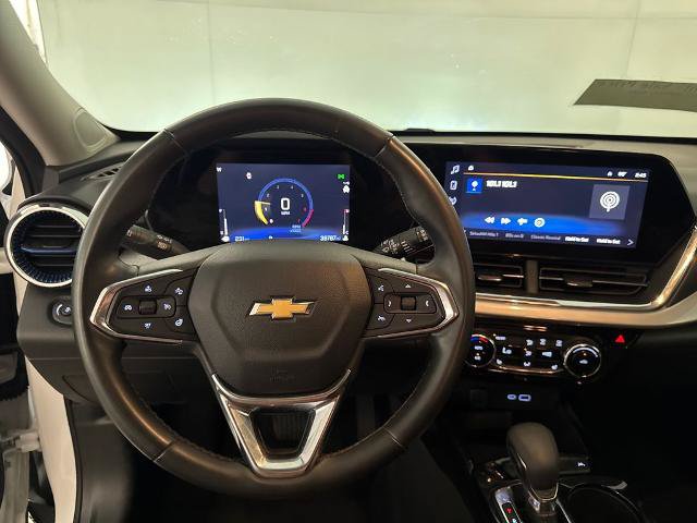 Used 2025 Chevrolet Trax LT w/ Driver Confidence Package FWD image 17