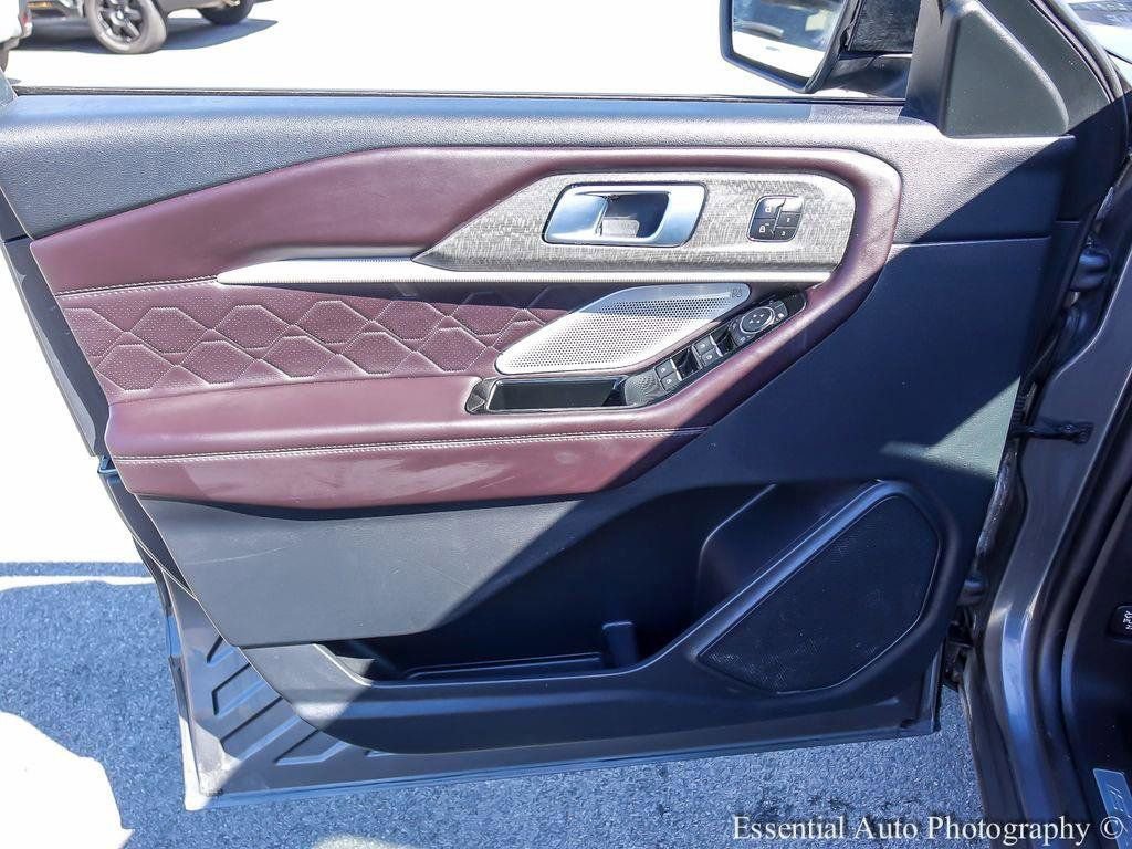 Certified 2025 Ford Explorer Platinum w/ LUX Leather Package image 23