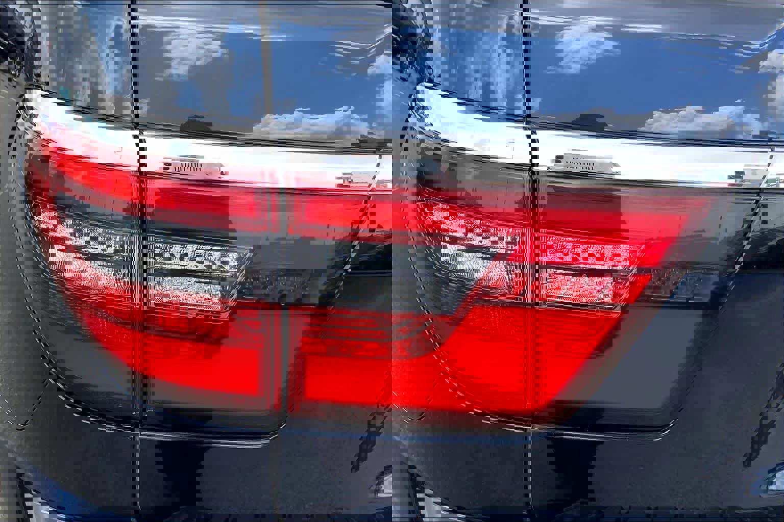 Used 2023 Nissan Armada SL w/ Captain's Chairs Package image 28