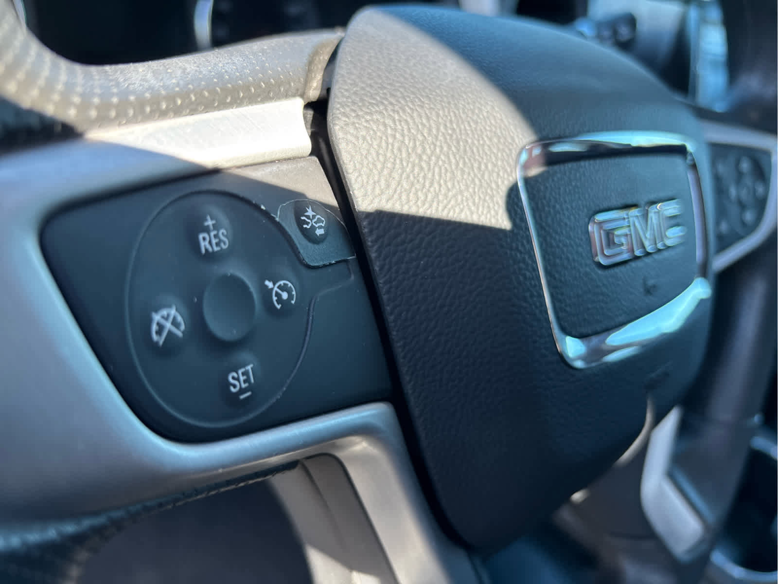 Used 2023 GMC Acadia SLE w/ Driver Convenience Package image 11