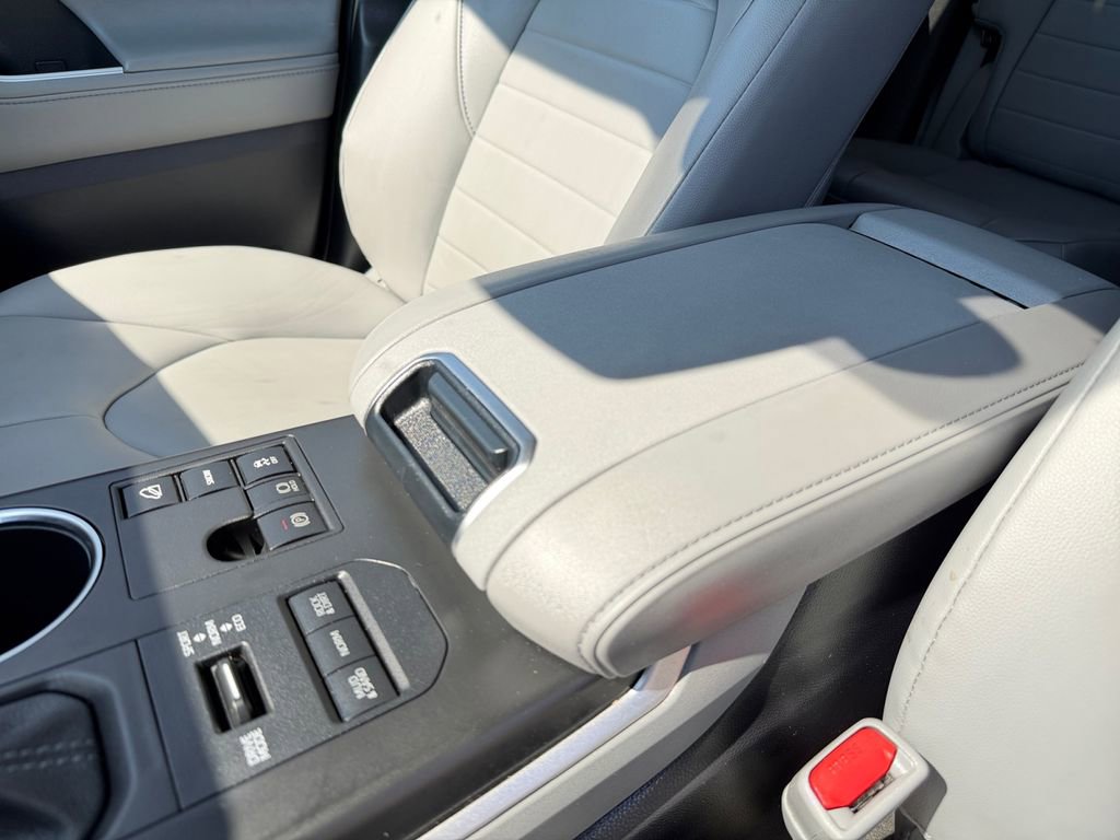 Used 2023 Toyota Highlander XLE AWD/4WD image 5
