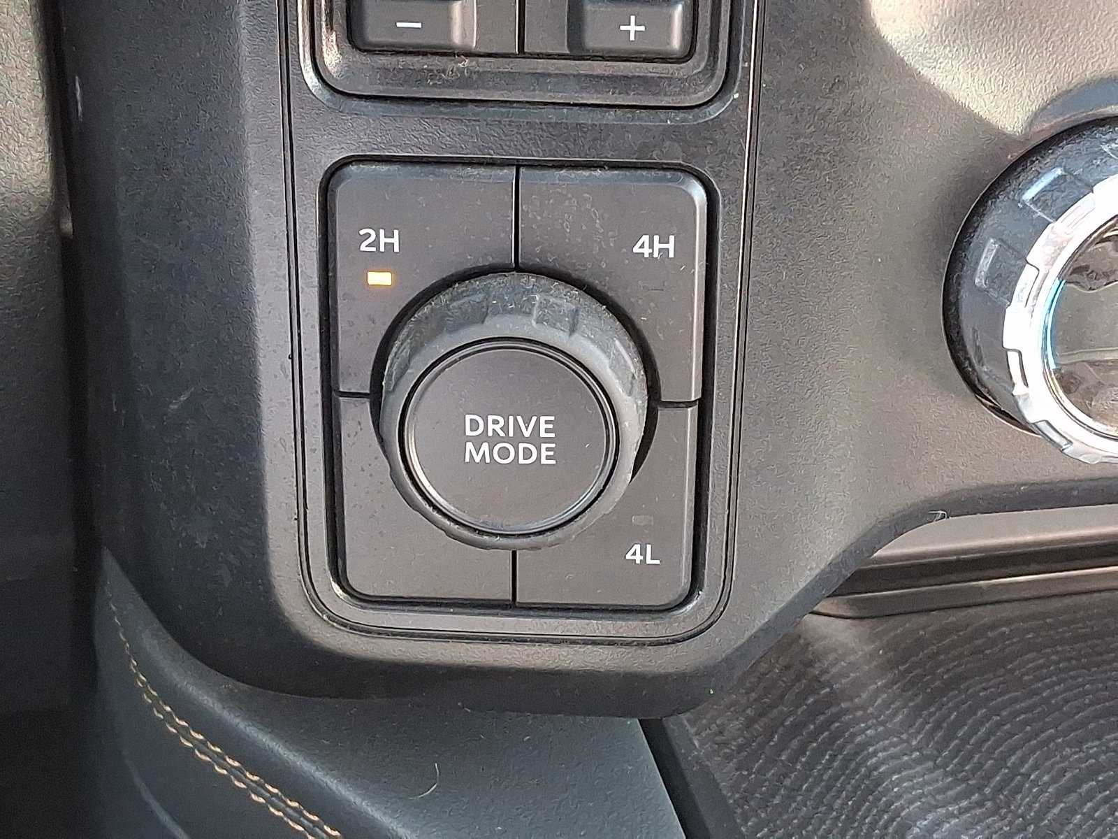 Certified 2024 Ford F450 Platinum w/ FX4 Off-Road Package image 32