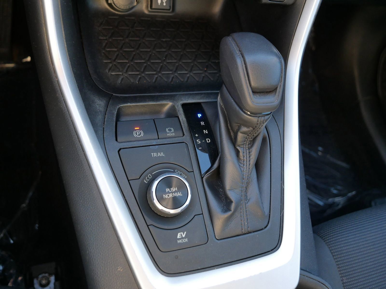 Used 2019 Toyota RAV4 LE w/ Carpet Mat Package AWD/4WD image 25