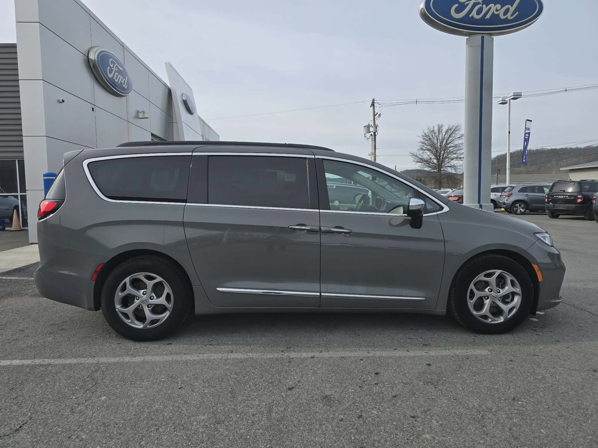 Used 2023 Chrysler Pacifica Limited FWD image 2