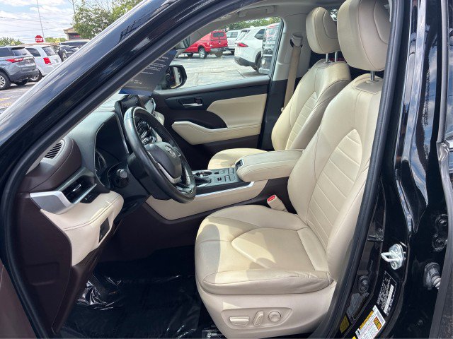Used 2022 Toyota Highlander XLE AWD/4WD image 9