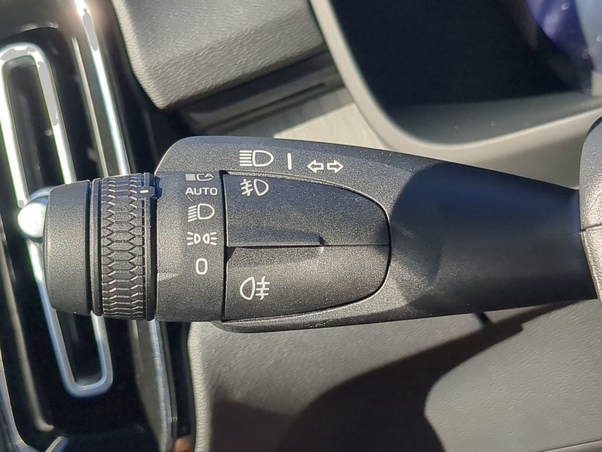 Used 2025 Volvo XC40 B5 Core image 57