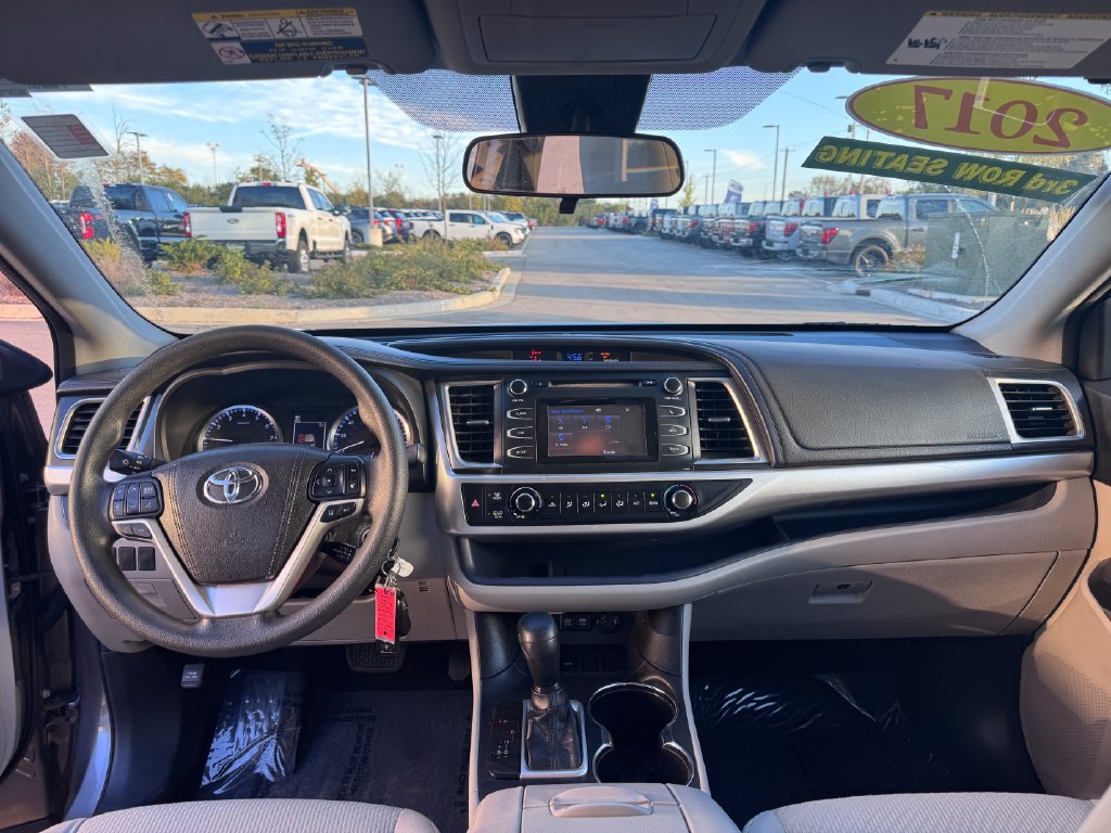 Used 2017 Toyota Highlander LE FWD image 18