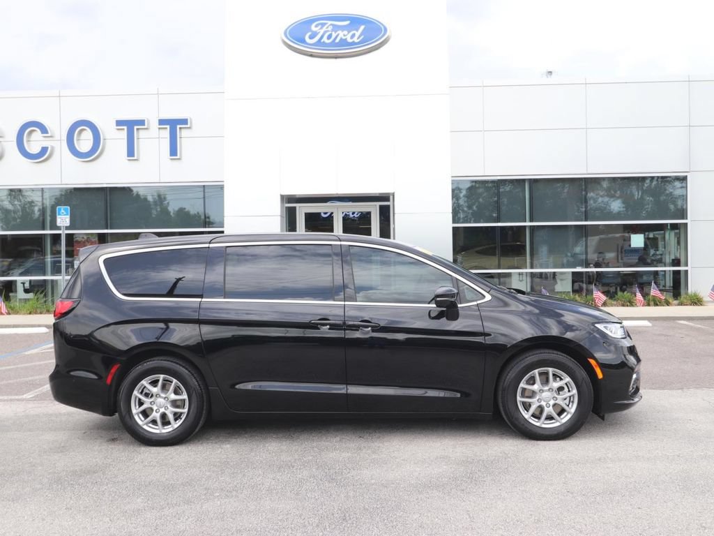 Used 2025 Chrysler Pacifica Select FWD image 15