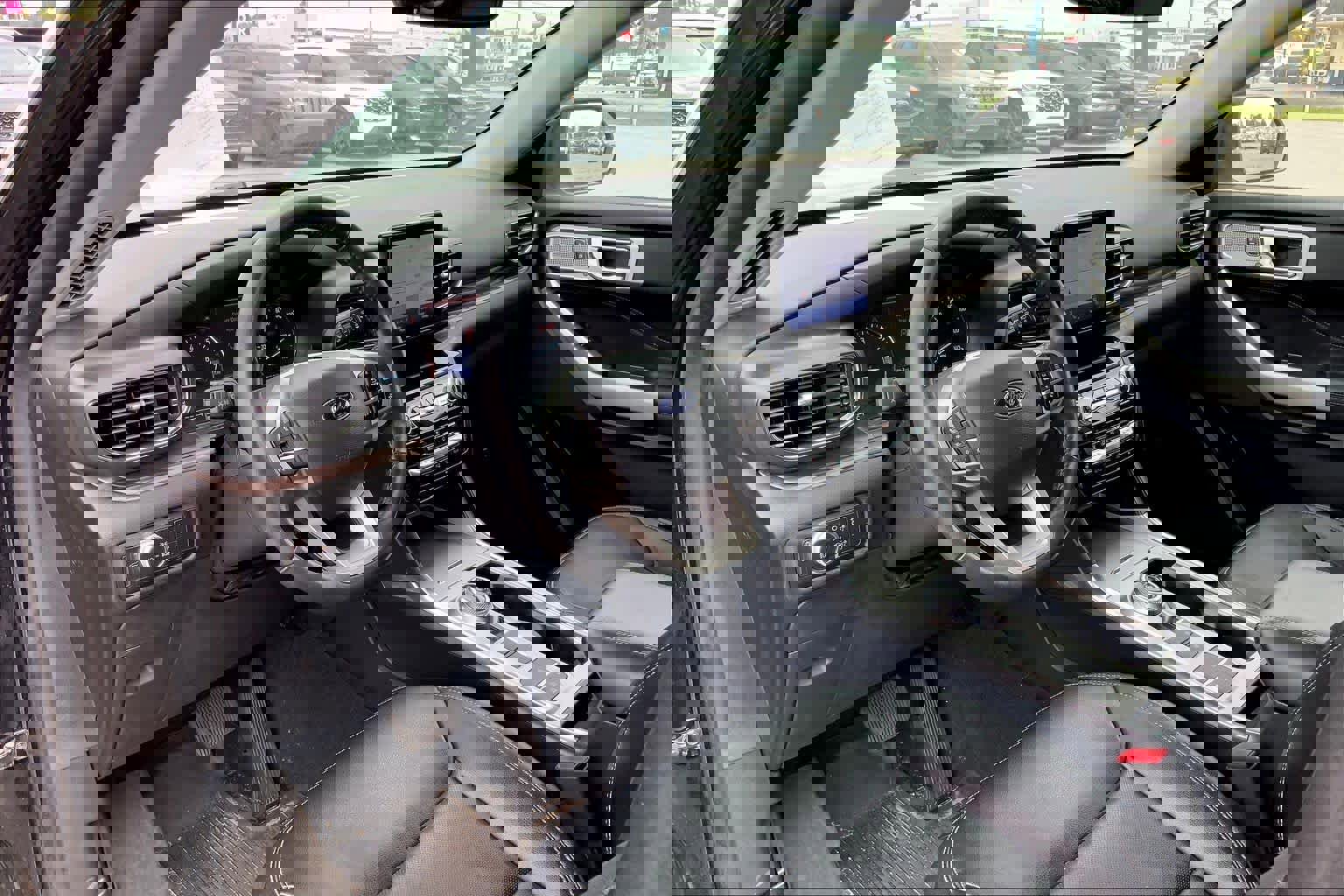 Certified 2022 Ford Explorer Limited w/ Equipment Group 301A image 17