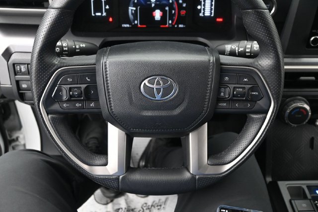 Used 2025 Toyota 4Runner SR5 AWD/4WD image 9