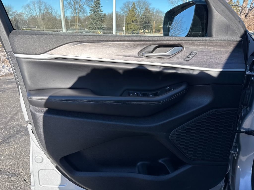 Used 2024 Jeep Grand Cherokee Limited w/ Black Appearance Package image 15