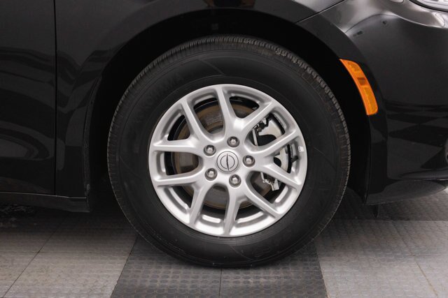 Used 2025 Chrysler Pacifica Select FWD image 14