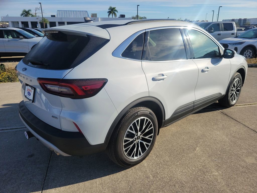 Certified 2025 Ford Escape SE w/ Class II Trailer Tow Package image 2