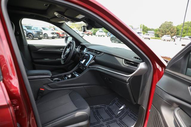 Used 2024 Jeep Grand Cherokee L Laredo w/ Luxury Tech Group I AWD/4WD image 32