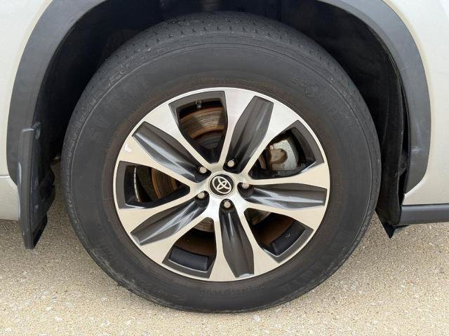 Used 2022 Toyota Highlander XLE AWD/4WD image 6