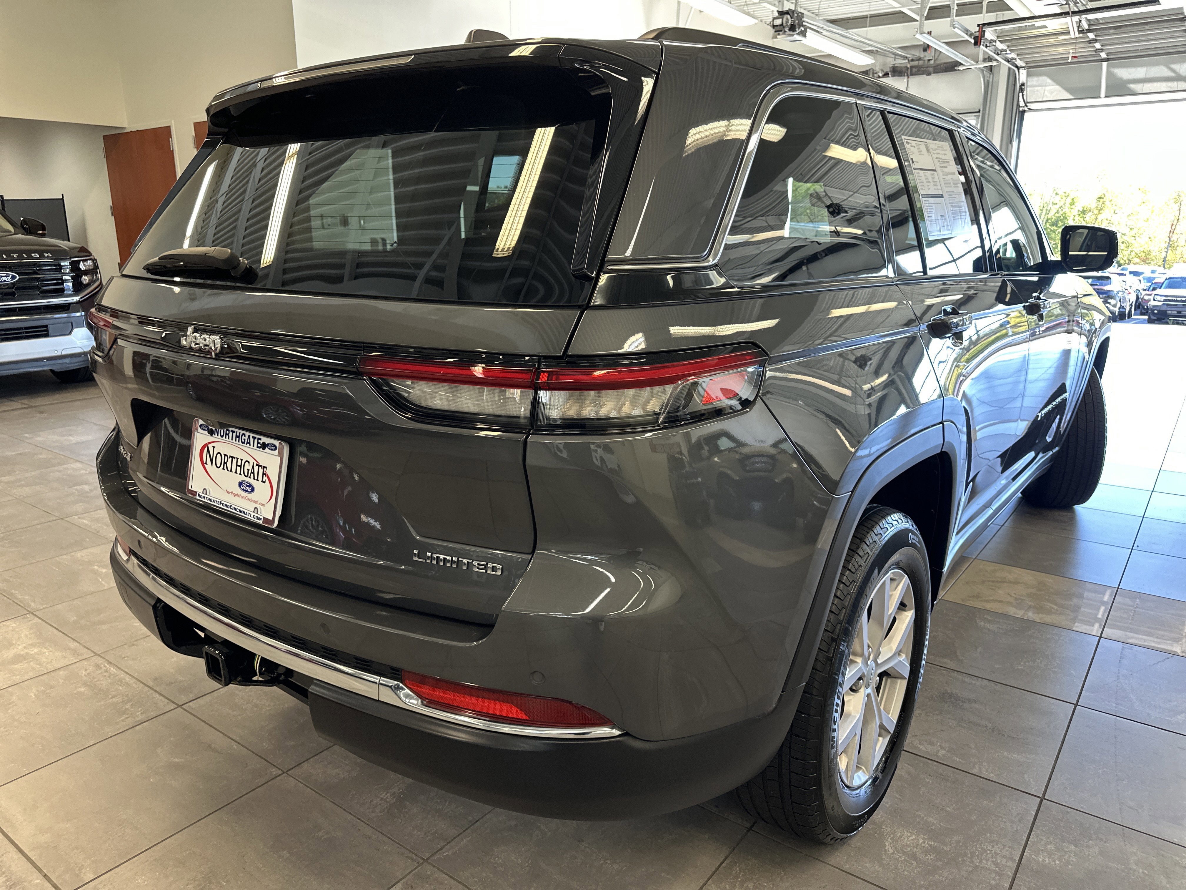 Used 2022 Jeep Grand Cherokee Limited w/ Trailer Tow Prep Group (B) image 5