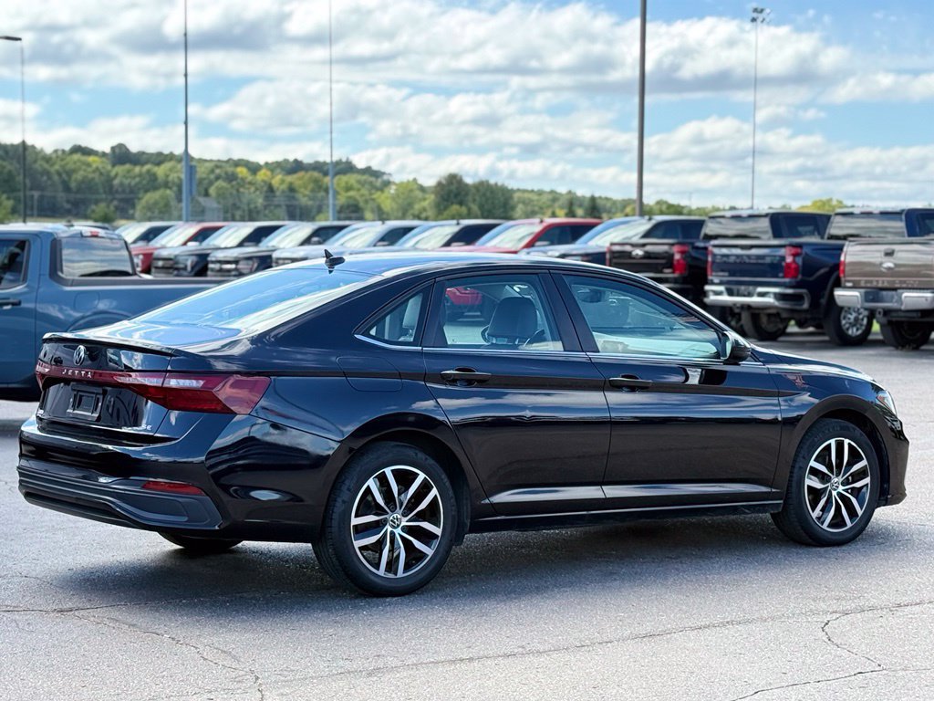 Used 2025 Volkswagen Jetta SE FWD image 27