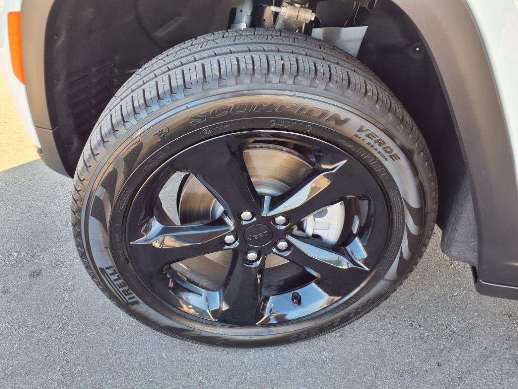 Used 2025 Jeep Grand Cherokee L Limited w/ Black Appearance Package image 9