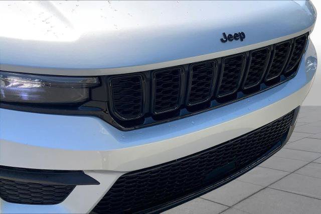 Used 2025 Jeep Grand Cherokee Altitude AWD/4WD image 32