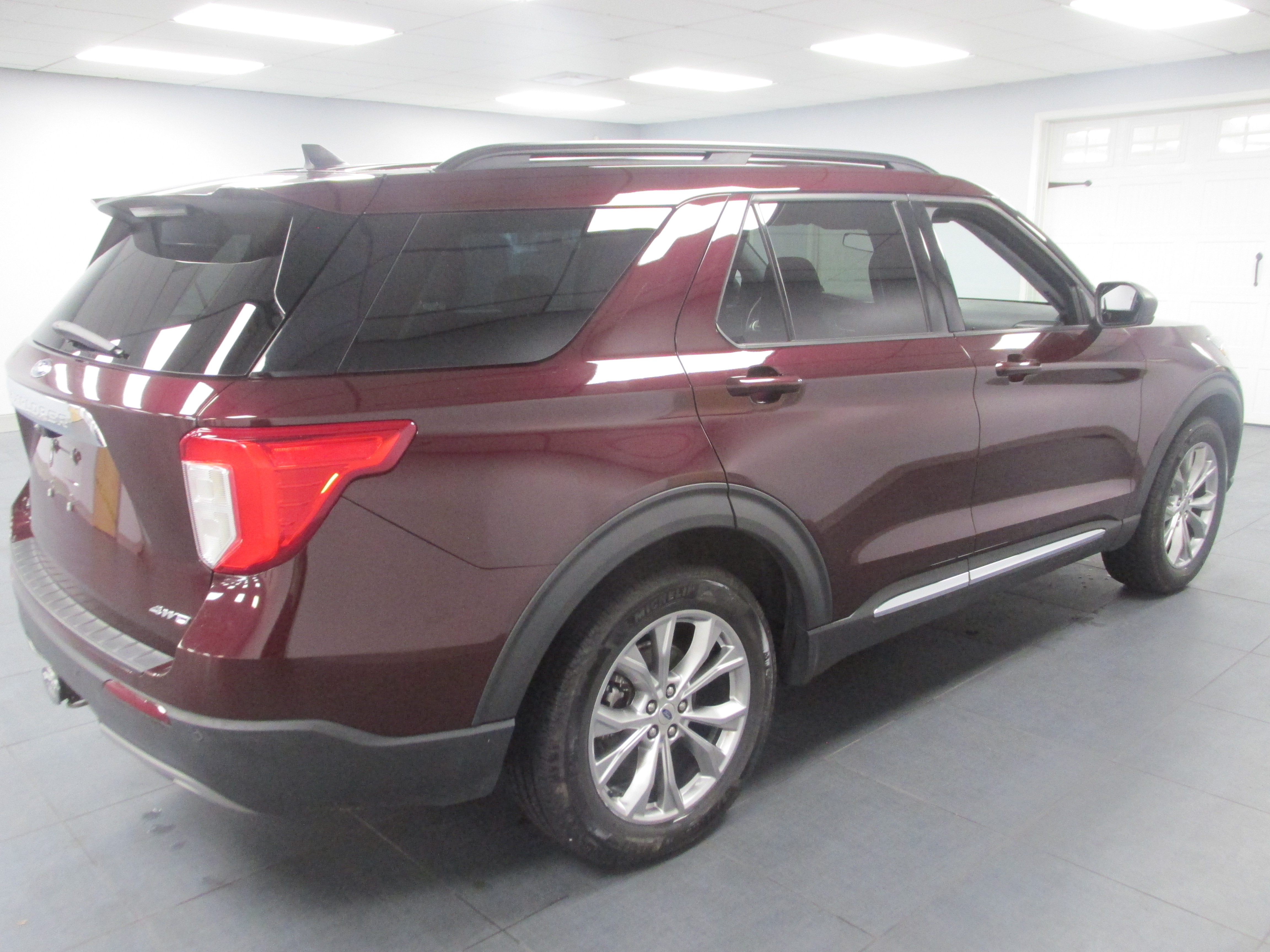 Certified 2022 Ford Explorer XLT w/ Equipment Group 202A AWD/4WD image 4