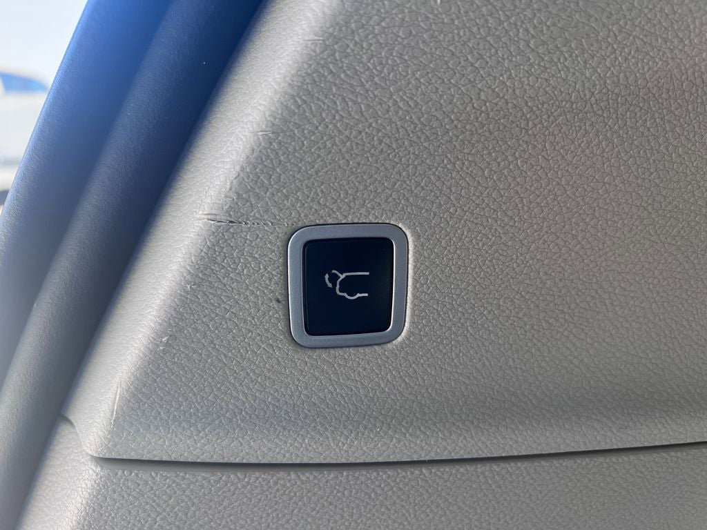 Used 2017 Chrysler Pacifica Limited w/ UConnect Theater Package FWD image 17