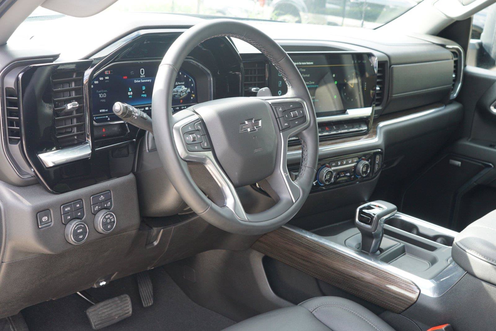Used 2025 Chevrolet Silverado 1500 RST AWD/4WD image 9