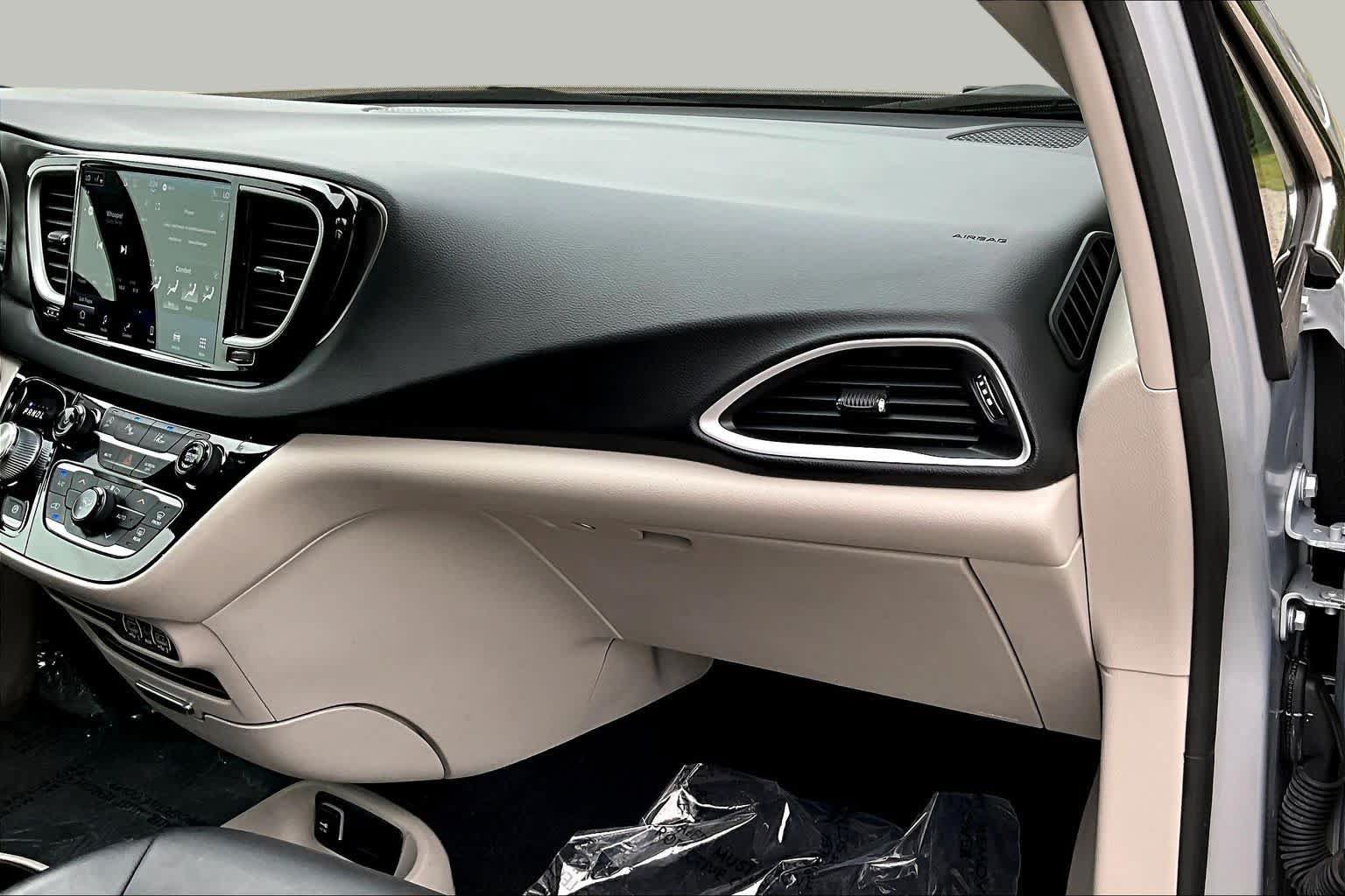 Used 2023 Chrysler Pacifica Touring-L FWD image 19