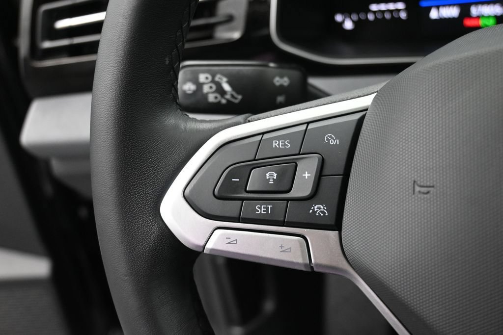 Used 2025 Volkswagen Jetta SE FWD image 3