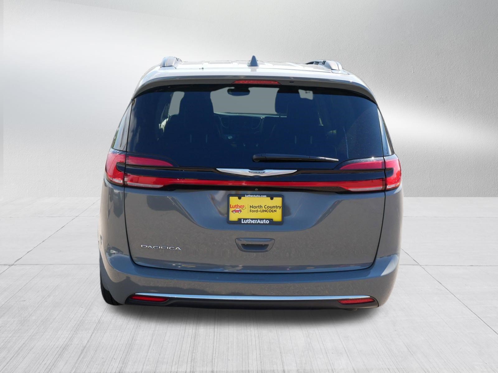 Used 2022 Chrysler Pacifica Touring-L FWD image 6