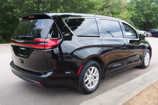 Used 2024 Chrysler Pacifica Touring-L FWD image 7
