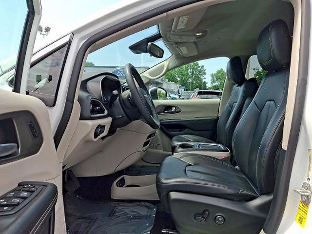 Used 2023 Chrysler Pacifica Touring-L FWD image 14