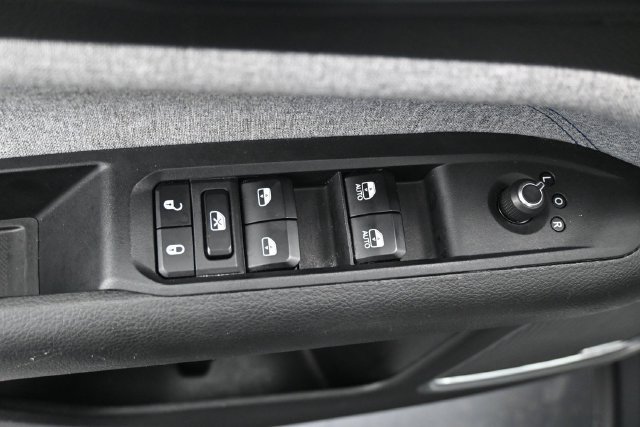 Used 2025 Jeep Compass Latitude w/ Sun & Sound Group AWD/4WD image 7