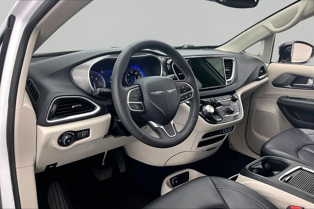Used 2024 Chrysler Pacifica Touring-L FWD image 14