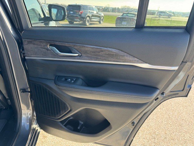 Used 2024 Jeep Grand Cherokee Limited w/ Black Appearance Package image 31