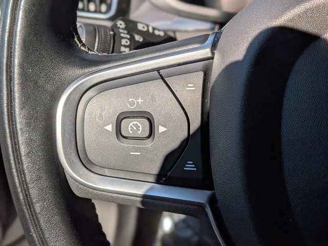 Used 2020 Volvo XC60 T5 Momentum w/ Protection Package Premier image 17